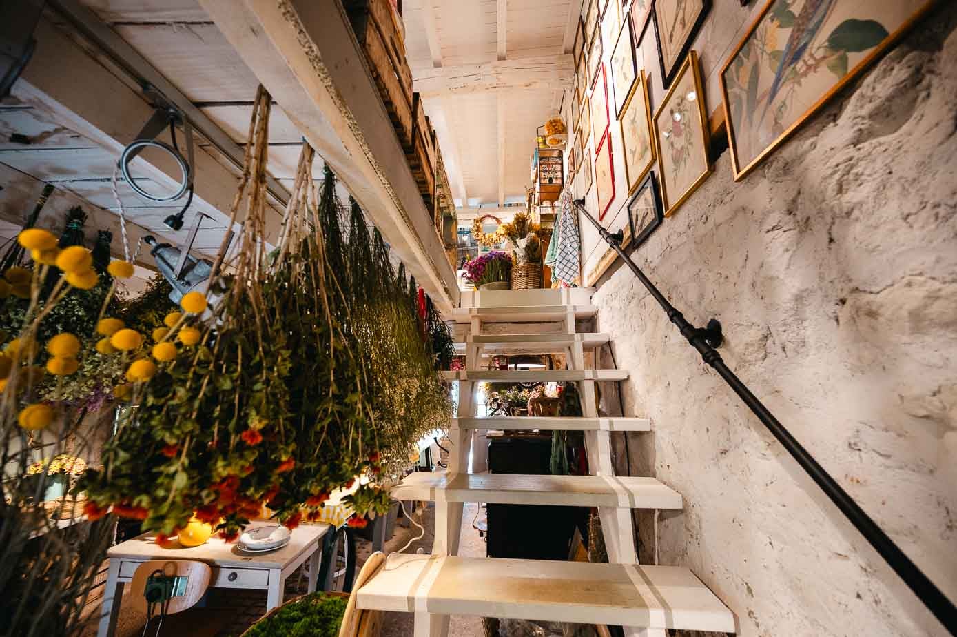 Las escaleras de madera llevan a la planta primera, donde hay una pequeña tienda con objetos comprados en mercadillos de Francia y que él restaura.