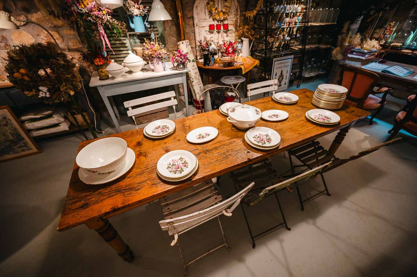 Mesa recuperada con una vajilla antigua de Limoges, adquirida en Francia. 