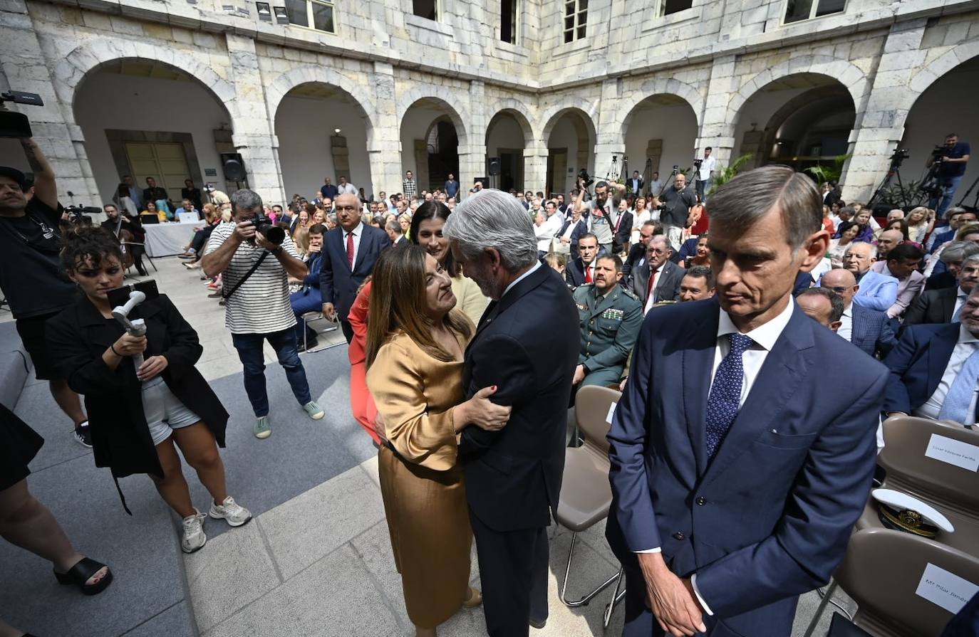 Buruaga saluda al expresidente de Cantabria, José Joaquín Martínez Sieso, en presencia de José Luis López del Moral, presidente del TSJC, y la alcaldesa de Santander, Gema Igual, a su entrada en el patio del Parlamento.