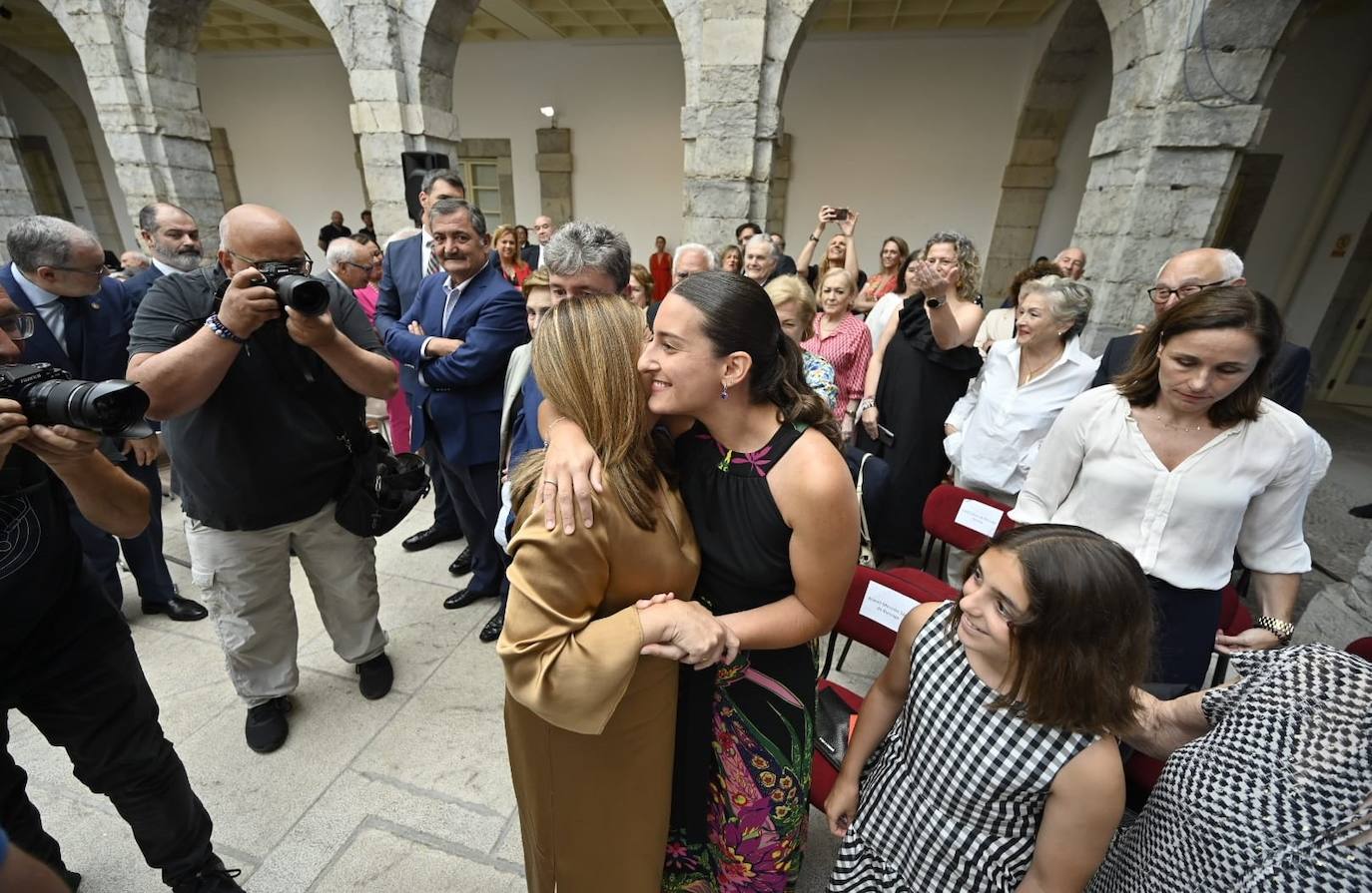 Sáenz de Buruaga abraza a su hija Araceli, en presencia de otros familiares.