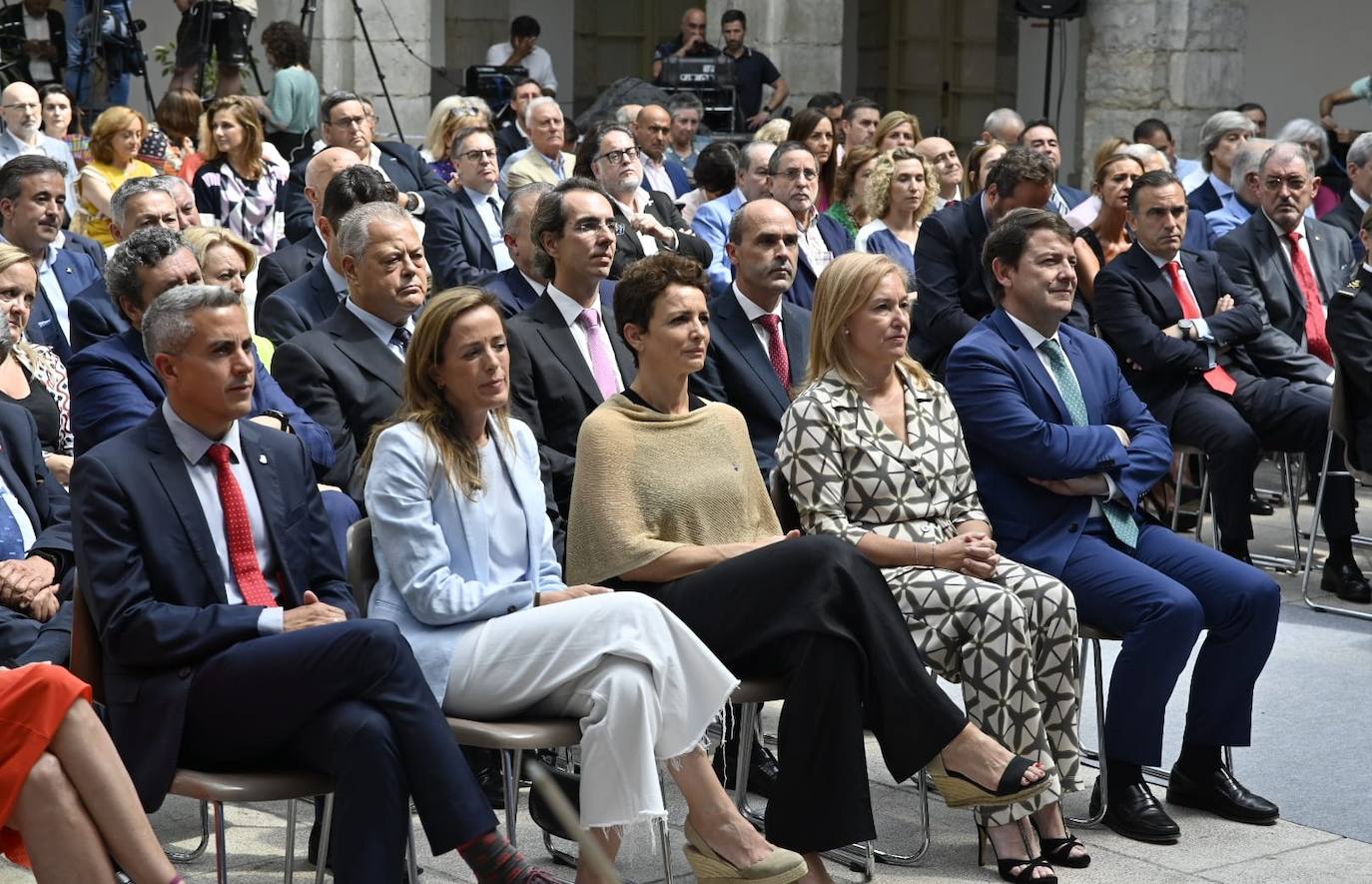 En primer término, de izquierda a derecha, el vicepresidente saliente de Cantabria, Pablo Zuloaga, vicesecretaria del PP nacional, María Carmen Navarro, la Secretaria General de Coordinación Territorial, Miryam Álvarez, la presidenta del Parlemento de Cantabria, María José González Revuelta, y el presidente de Castilla y León, Alfonso Fernández Mañueco. 