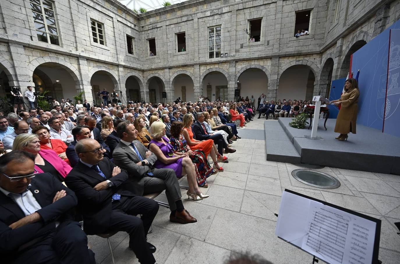 La presidenta de Cantabria ante los asistentes del acto de toma de posesión en el patio del Parlamento. 