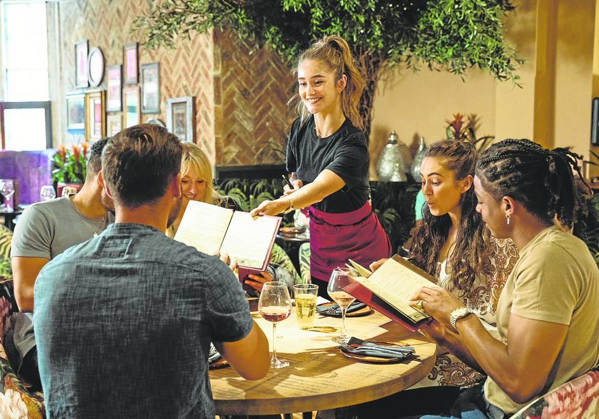 Un grupo de jóvenes en un restaurante.