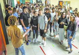 Alumnos presentados al examen de la segunda convocatoria de la Ebau, este miércoles, en la Facultad de Económicas y Empresariales.