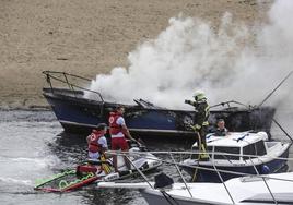 Incendio de un barco en la bahía de San Vicente de la Barquera