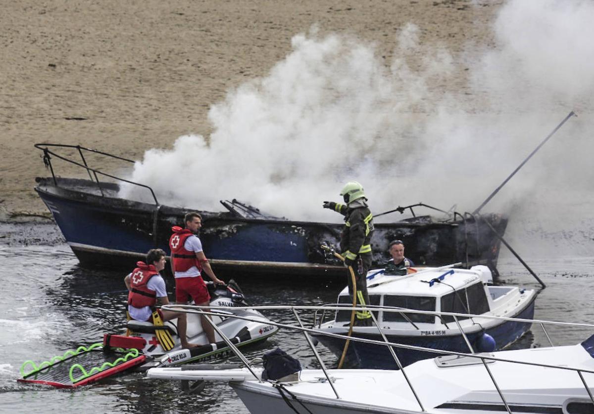 Incendio de un barco en la bahía de San Vicente de la Barquera