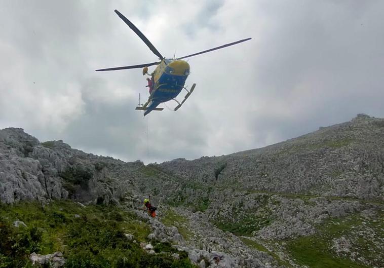 Imagen del helicóptero del Gobierno de Cantabria durante la intervención.