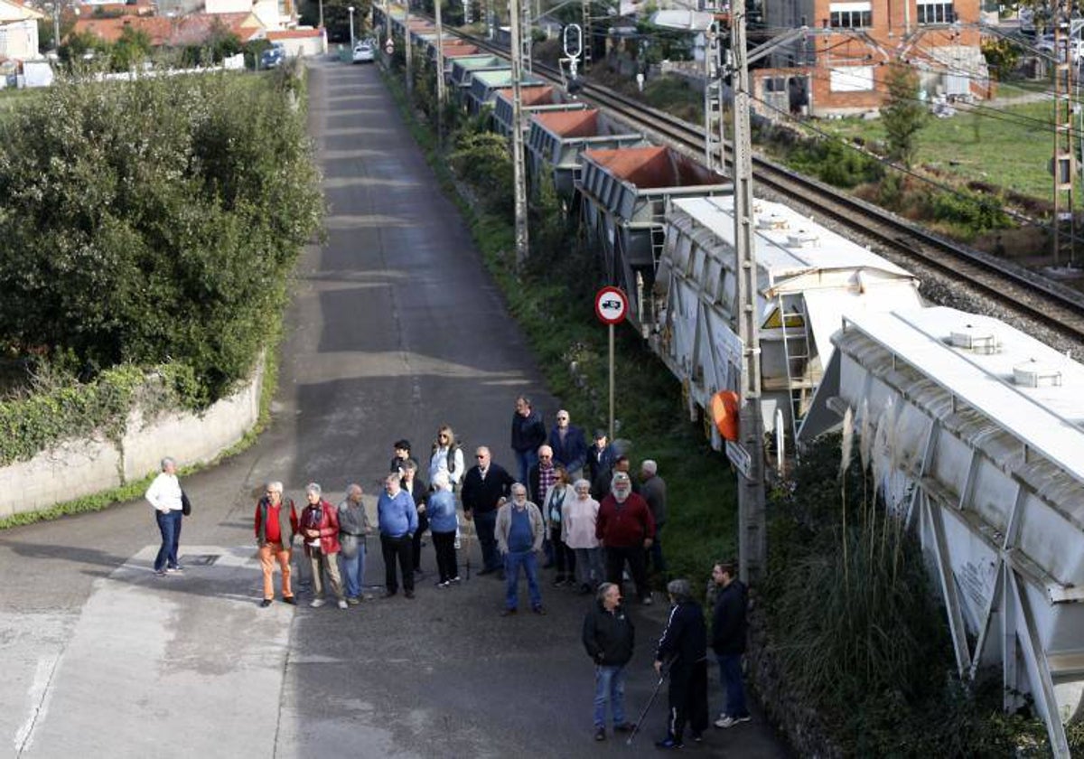 Vecinos de los barrios de El Agua y La Tejera (Barreda), junto al muro ferroviario, en una imagen tomada el año pasado.