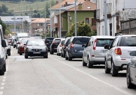 Una hilera de coches en la Avenida de Bilbao, la vía donde se produjeron las retenciones.