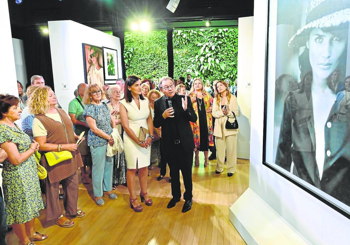 El diseñador Roberto Verino, junto a Gema Igual, este jueves en Tabacalera, durante la inauguración de la muestra que repasa su trayectoria.