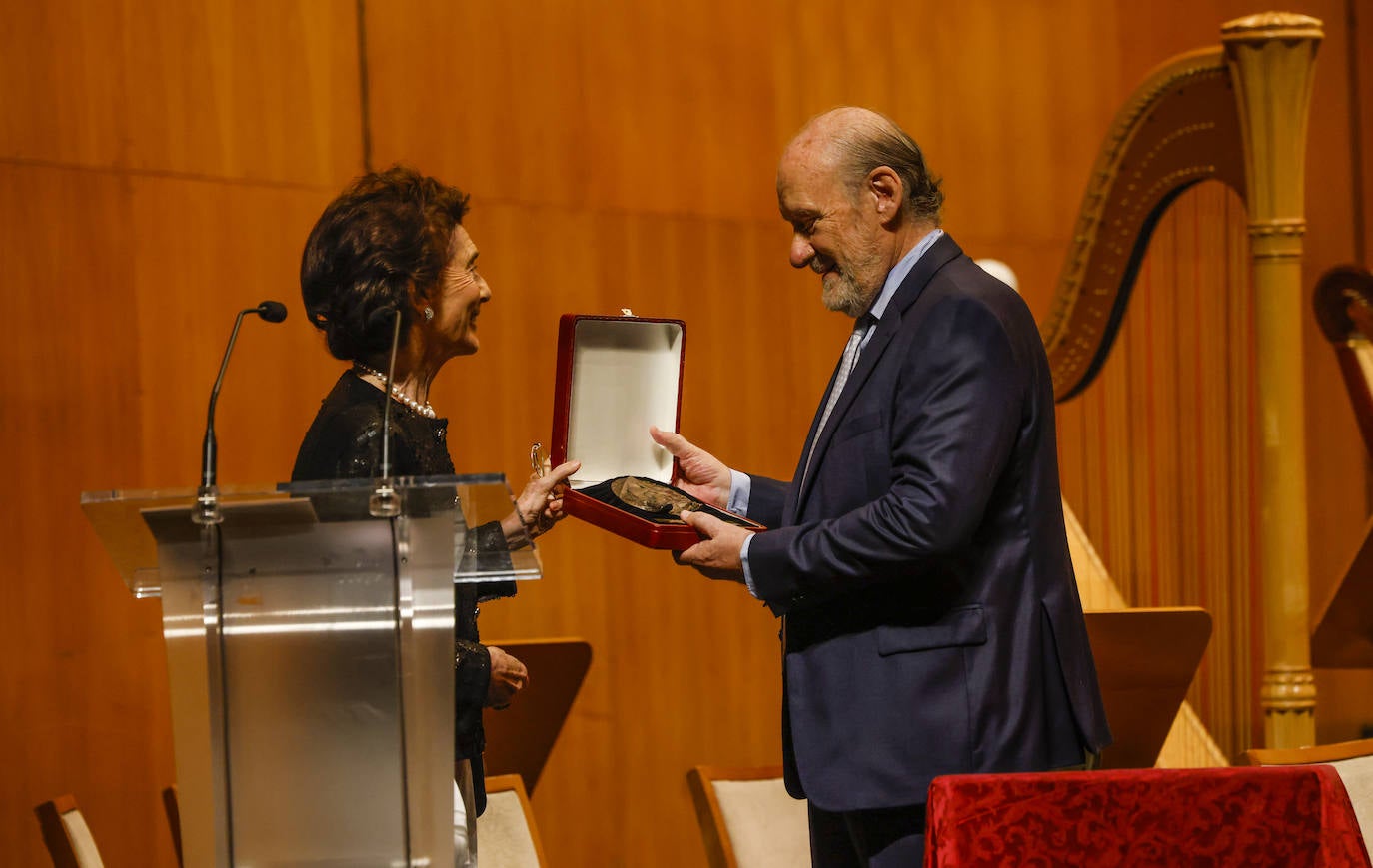 Paloma O'Shea, presidenta de la Fundación Albéniz, entrega a Mariano Linares de la Medalla de Honor de la institución.