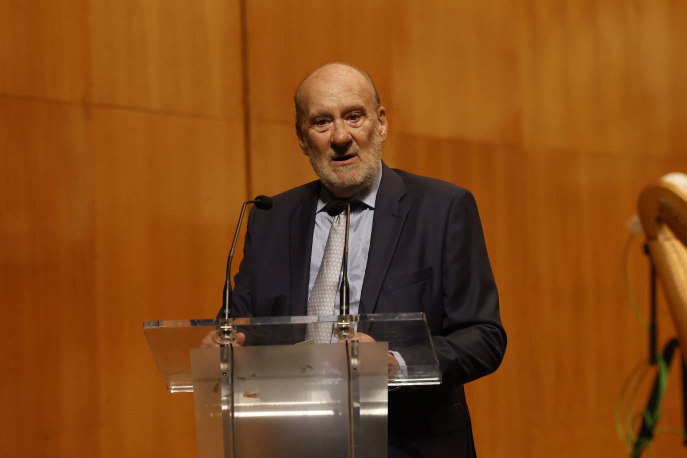 Mariano Linares, presidente de honor de Editorial Cantabria, agradece emocionado el reconocimiento de la Fundación Albéniz.