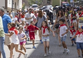 Mayores y pequeños, esta mañana, durante el encierro infantil de Tetuán.