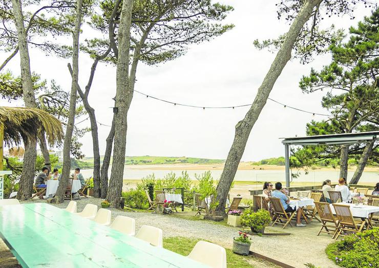 La terraza tiene un estilo náutico romántico.