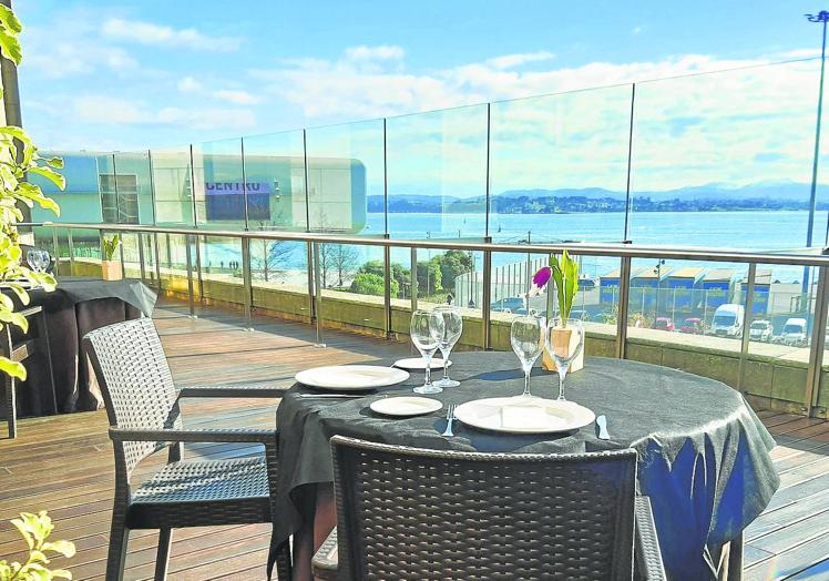 Terraza panorámica con vistas a la bahía y al Centro Botín.