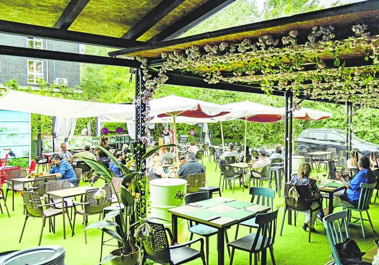 La terraza tiene un ambiente ibicenco y tropical.
