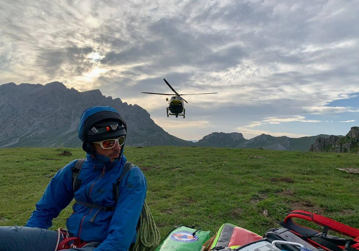 El helicóptero del Gobierno de Cantabria se aproxima a la zona donde quedaron atrapados los senderistas.