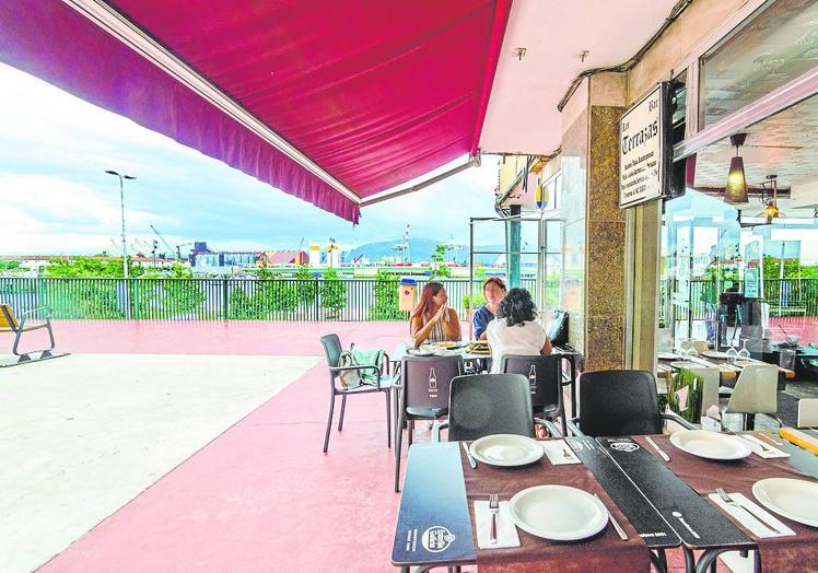 La terraza tiene capacidad para más de una treintena de comensales.