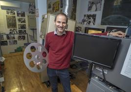 Antonio Navarro en la cabina de proyección de la sede de la Filmoteca en Santander.