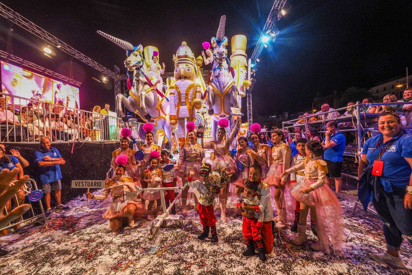 El tercer premio del Coso Blanco se lo llevó a casa Ángel Rivas Ruiz y QM Amigos con una fabulosa carroza con efectos de visuales y musicales titulada 'Guardianes de sueños'. Cayetano Arizmendi, que fue el Rey infantil de la fiesta viajaba en esta carroza, que se alzó igualmente con el primer premio al vestuario.