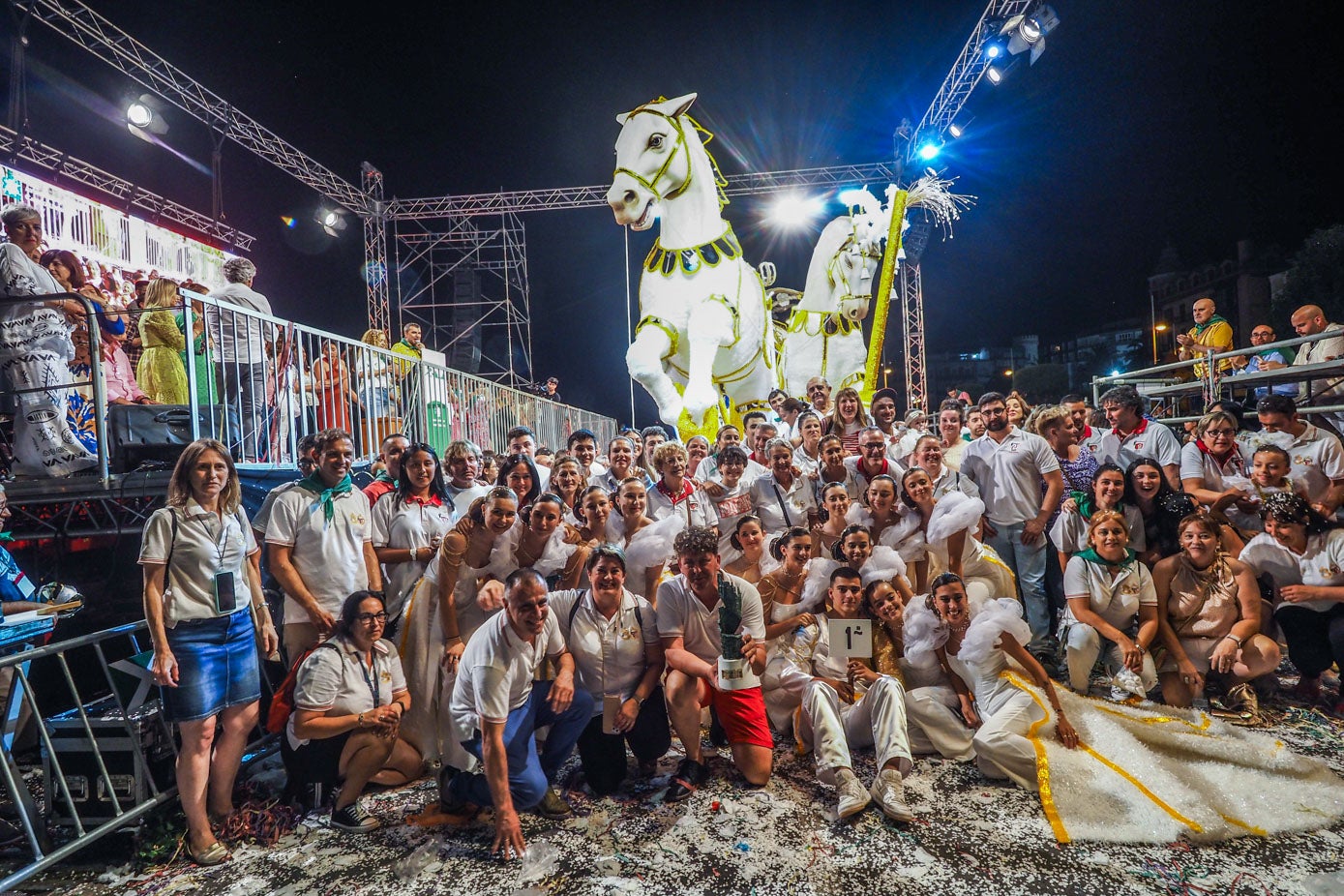 Los componentes de 'Blanco y dorado' inmortalizan la gran noche con una fotografía de todo el grupo con la carroza al fondo. 