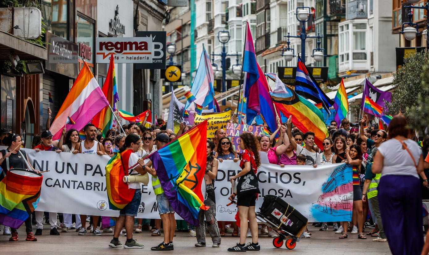 Los manifestantes sostienen diferentes banderas que representan a los colectivos incluidos en las siglas Lgtbi+