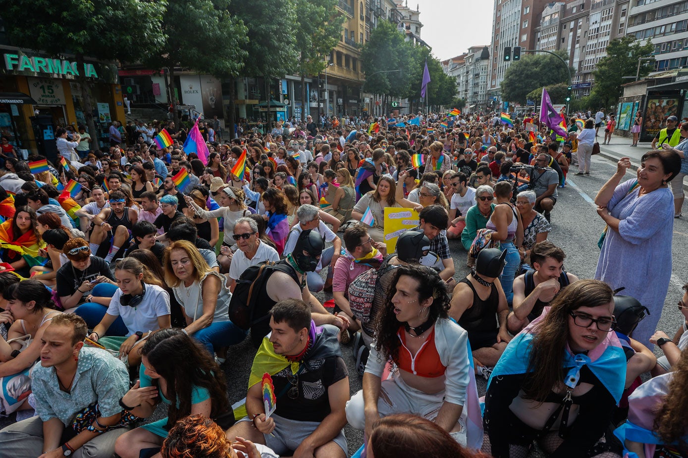 Las﻿ centenares de personas que acudieron a la manifestación se agachan siguiendo el grito de «una sentada por las asesinadas».