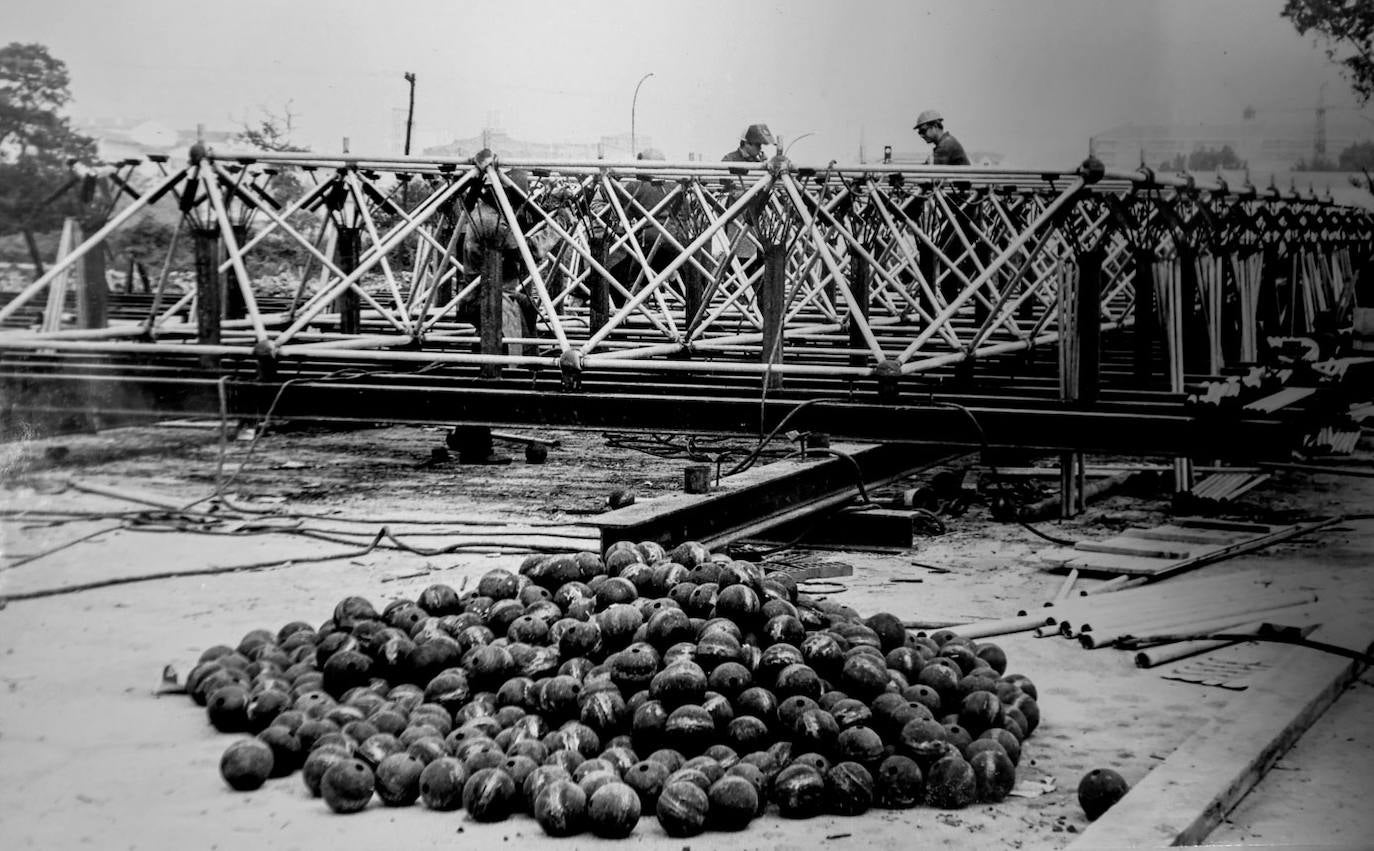 El Mercado fue diseñada por el ingeniero melillense José Calavera, autor también del Teleférico de Fuente Dé y del Monumento al Indiano de Peñacabarga.