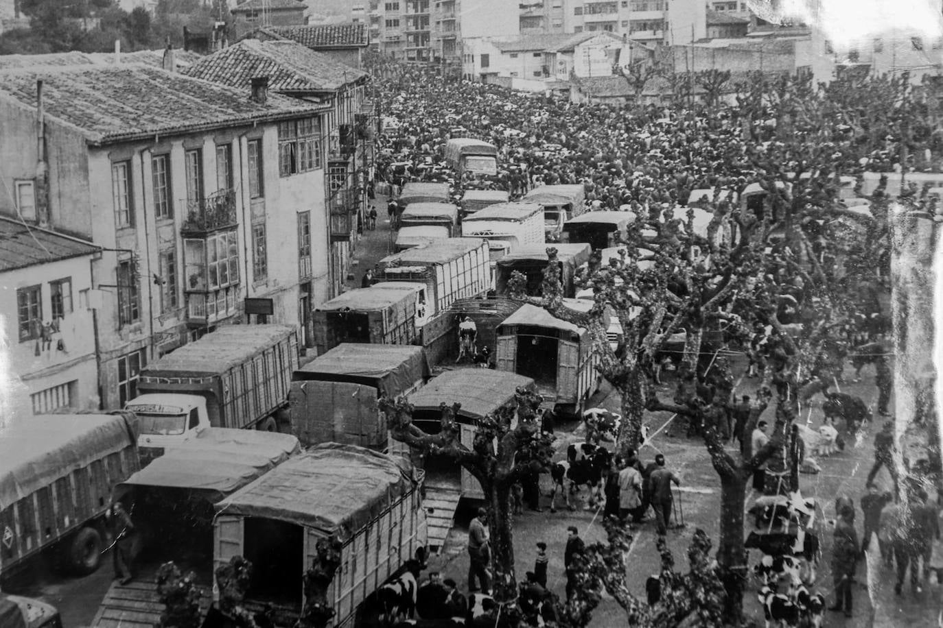 Torrelavega ha cambiado desde que la Plaza de la Llama se llenaba cada quince días para celebrar un mercado ganadero.