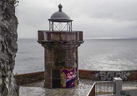 Los grafitis vuelven a invadir la torre del Faro del Caballo y el muro perimetral de la plataforma.