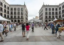Imagen de una jornada de la Feria del Libro de Santander, en la Plaza Porticada.