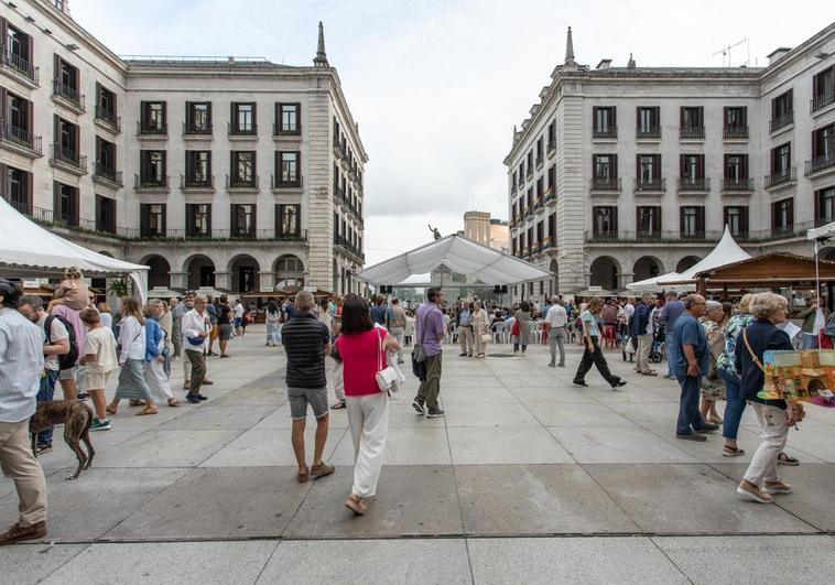 Imagen de una jornada de la Feria del Libro de Santander, en la Plaza Porticada.