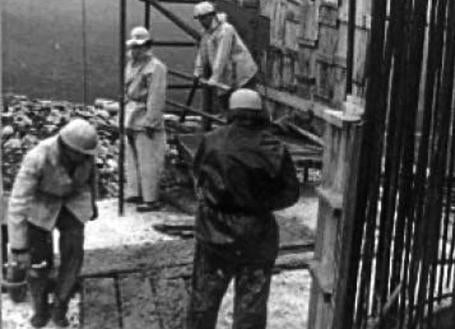 Imagen secundaria 1 - A la izuiqerda, operarios trabajando en la cimentación del monumento. La obra deparó gran dificultad, entre otras cosas, por el traslado de los materiales. A la derecha, parte del andamiaje, de grandes dimensiones, utilizado en la construcción del emblemático pirulí de Peña Cabarga.