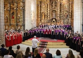 Acto de clausura del Certamen con la actuación de los seis coros participantes dirigidos por el compositor de la obra obligada.