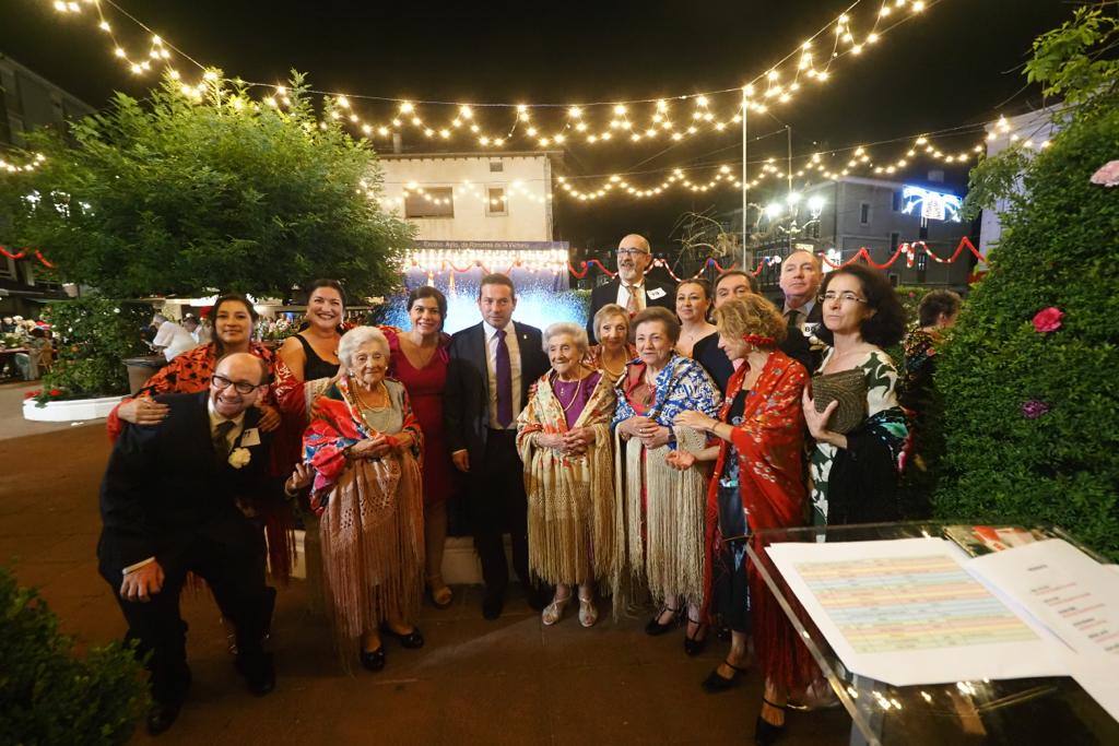 La Verbena del Mantón reunión a jóvenes y mayores alrededor de la música. 