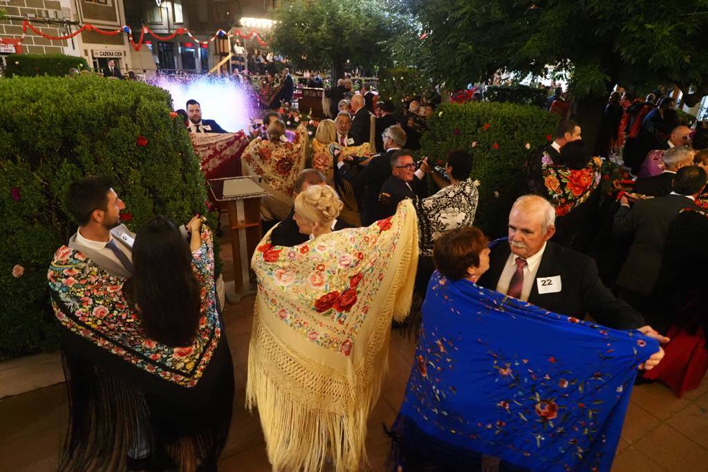 Las parejas midieron no sólo su estilo y armonía a la hora de bailar, también se premió la calidad del mantón.