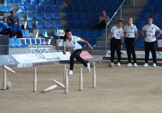 Andrea Gómez birla para Peñacastillo en un partido de esta temporada.