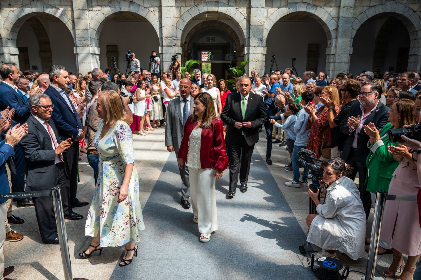 Momento en el que la presidenta de Cantabria y sus nueve consejeros han irrumpido en el patio del Parlamento.