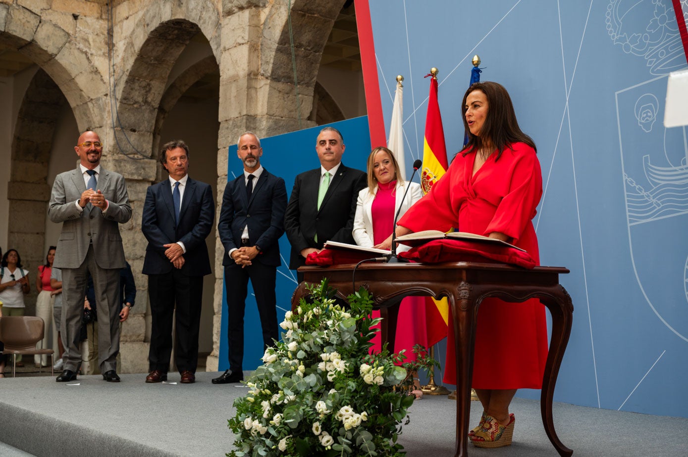 La consejera de Inclusión Social, Juventud, Familias e Igualdad, Begoña Gómez del Río, se ha emocionado durante la toma de posesión.