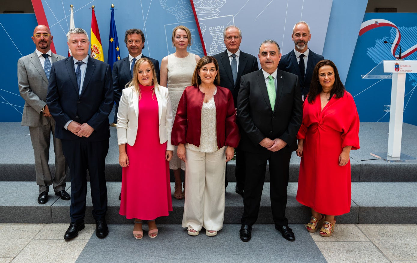 Foto de familia del nuevo equipo de Gobierno.