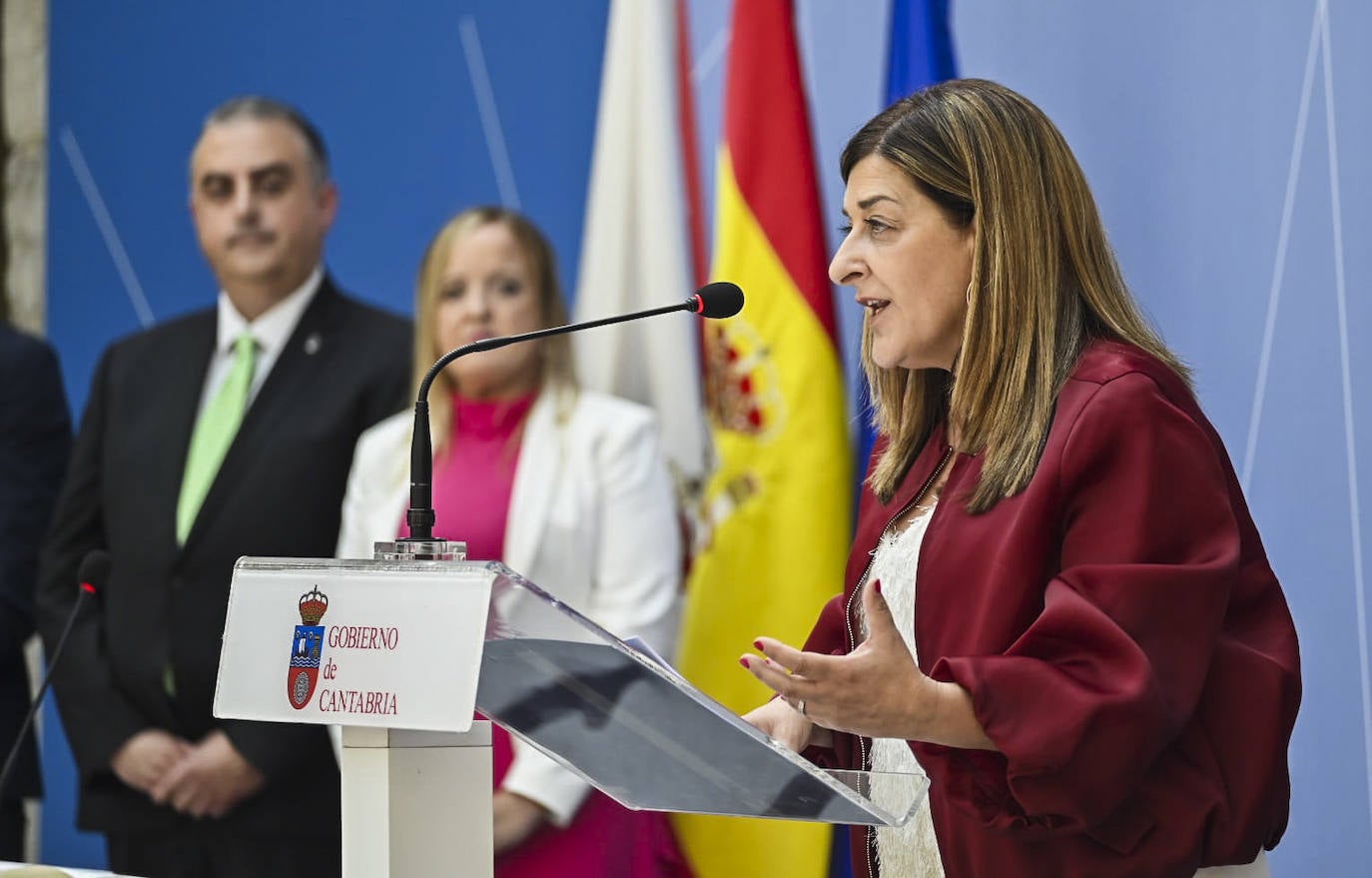 Al término de la toma de posesión de los nueve consejeros, la nueva presidenta de Cantabria ha alabado la labor y la profesionalidad de cada uno de ellos.