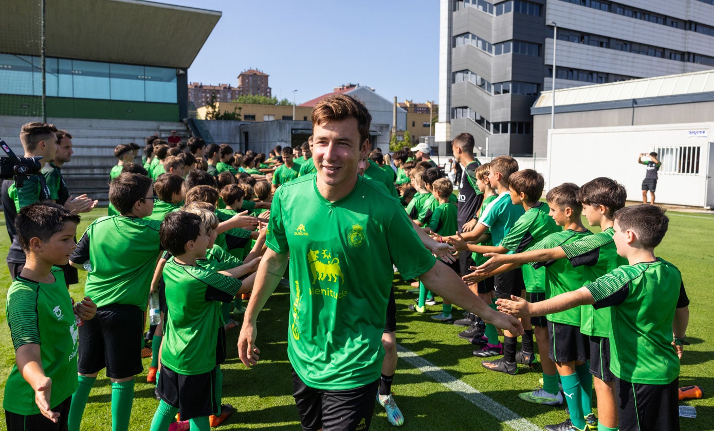 Íñigo Vicente, en pleno pasillo de los niños de la Fundación Racing, que comenzaban hoy su campus de una semana.