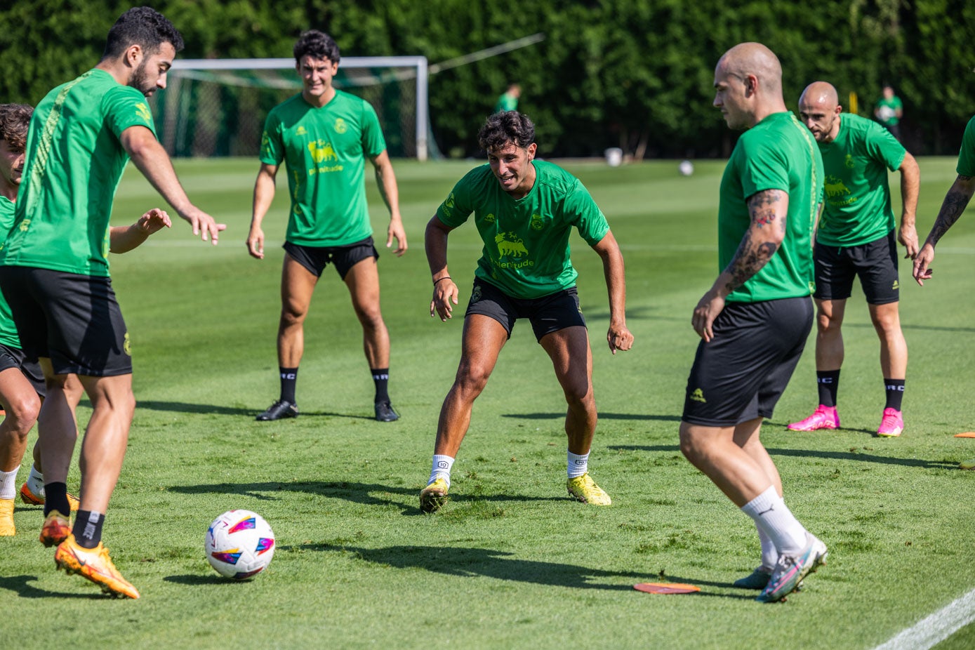 Marco Camus, que se ha reincorporado tras su cesión al Córdoba, debe intentar comnvencer ahora al cuerpo técnico. Al fondo, Juan Gutiérrez, que sufrió un fuerte golpe durante el entrenamiento.