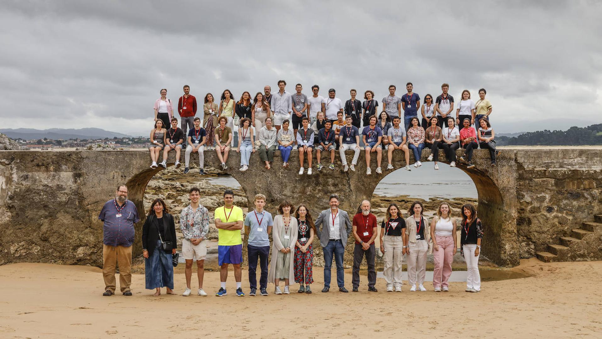 Los alumnos y profesores de la 'Eunice Summer School', celebrada la pasada semana en La Magdalena, saludan desdela playa.