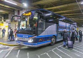 Pasajeros, en la estación de Santander, suben a un autobús de Alsa.