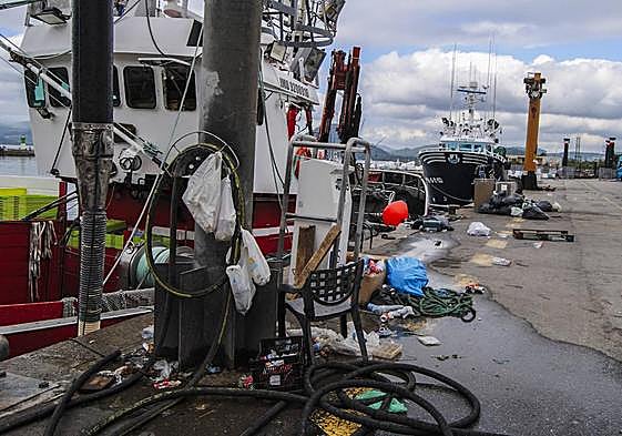 Los residuos y las bosas de basura se acumulan a lo largo del puerto pesquero de Santoña por la falta de limpieza.