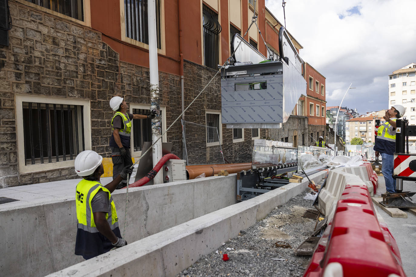 El trazado de los elementos mecánicos se desarrolla por la acera Sur, la que colinda con el colegio, ya que cuenta con menos condicionantes que la acera Norte, donde se encuentran numerosos vados y entradas a garajes y portales.