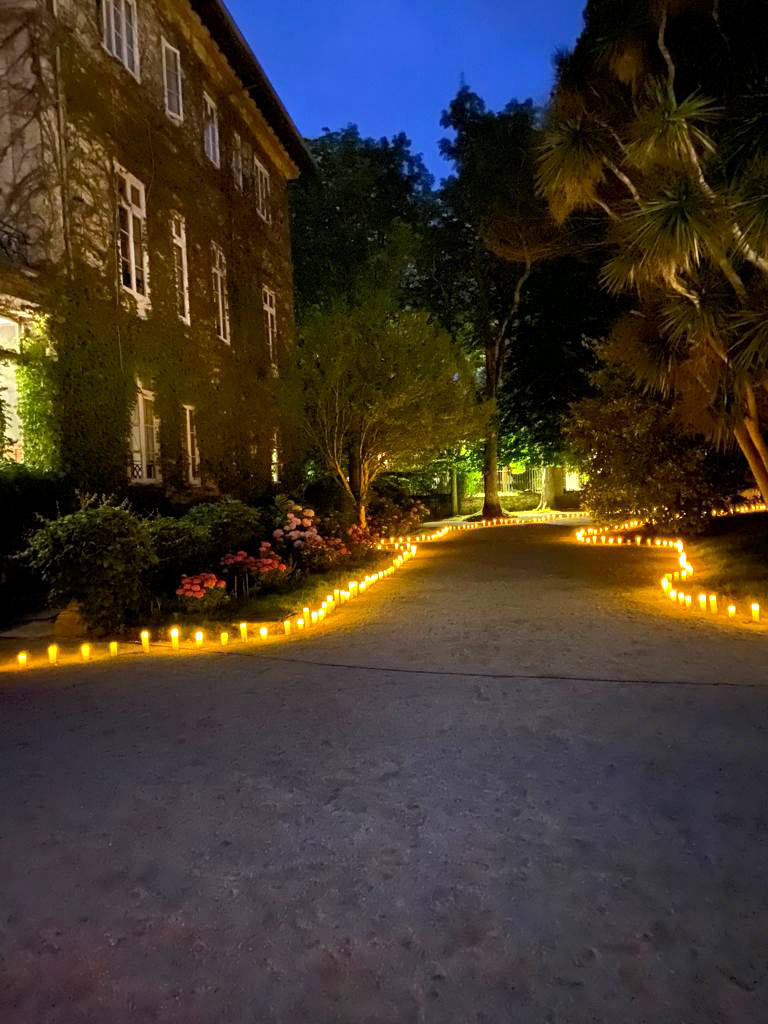 Camino iluminado por velas en una de las noches de Candlelight.