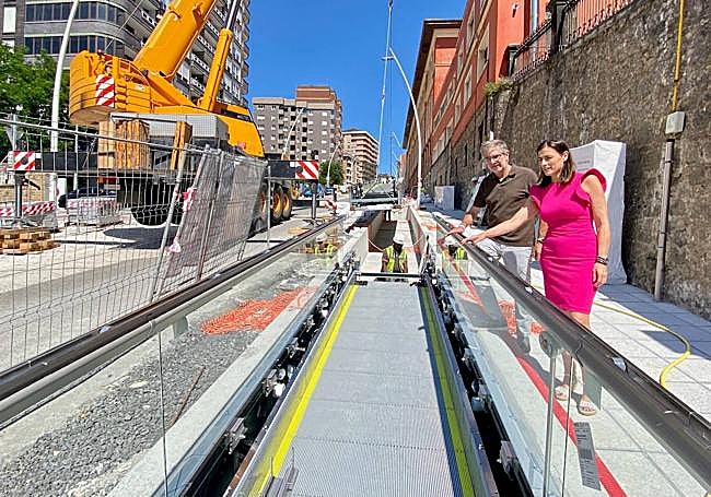 Gema Igual y César Díaz visitaron ayer la obra.