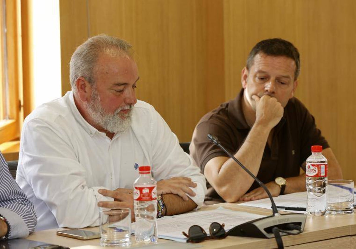 Los ediles de Vox en Torrelavega, Roberto García Corona y Antonio de la Riva, el pasado viernes, en el primer Pleno de la legislatura.